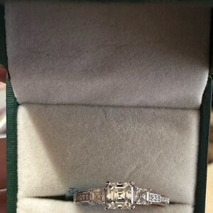 Elegant 925 Silver Women's moissanite Ring size 7 NWT